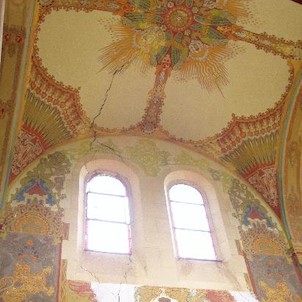 Poškození klenby vlivem sedání základů, Malovaný interiér kostela v Gruntě