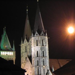 věže a zvonice, dvojice osmibokých hranolových věží se zvonicí z přelomu 15. a 16. století
