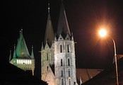 věže a zvonice, dvojice osmibokých hranolových věží se zvonicí z přelomu 15. a 16. století