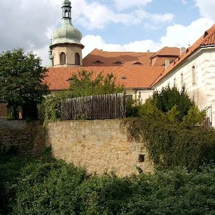 Hradby a zámek, Zámek - nám. Smiřických, Kostelec nad Černými Lesy, v dolní části náměstí