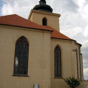 Zámecká kaple sv. Vojtěcha, Zámecká kaple sv. Vojtěcha byla vystavěna Jaroslavem Smiřickým v letech 1568-9 v místě původního opevnění. V 90. letech tohoto století byla rekonstruována. Dnes slouží jako aula Fakulty lesnické a environmentální České zeměděls