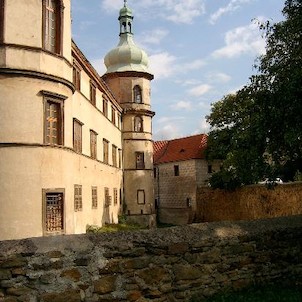Zámek v Kostelci, Nejpamátnější budovou ve městě je knížecí zámek. Vystavěl jej Jaroslav Smiřický ze Smiřic roku 1562 a kněžna Marie Terezie Savojská v letech 1750 - 56 přestavěla průčelí.