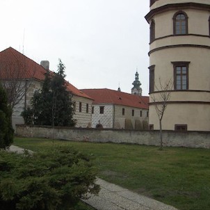 Zámek v Kostelci nad Černými lesy, V pozadí zámku věž kostela sv. Andělů strážných.