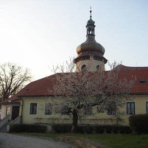 Zámek v Kostelci nad Černými lesy, Začíná jaro.