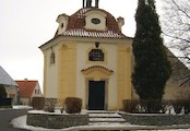 Kaple, kaple P. Marie Pomocné, která byla postavena dle návrhu J. B. Santiniho na paměť pěti mnichů upálených Husity