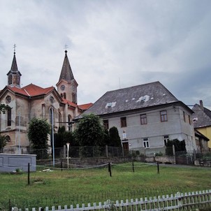 Čestín - kostel a Obecní úřad (dříve Obecná škola)