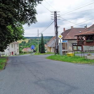 Čestín - pohled od fary