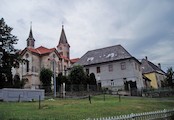 Čestín - kostel a Obecní úřad (dříve Obecná škola)