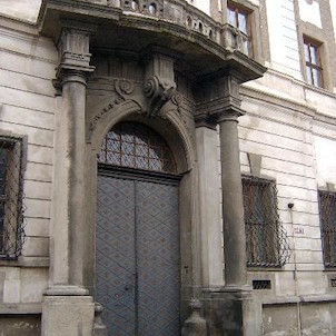 Vchod z ulice Jiřího z Poděbrad