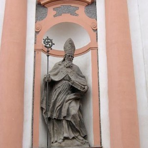 Sochy v průčelí 1, Průčelí budovy zdobí sochy sv. Vojtěcha a sv. Prokopa umístěné v postraních nikách.