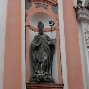 Sochy v průčelí 2, Průčelí budovy zdobí sochy sv. Vojtěcha a sv. Prokopa umístěné v postraních nikách.