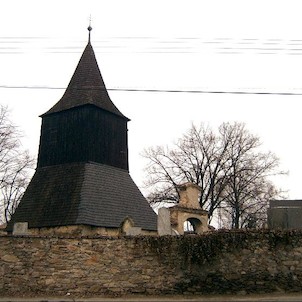 Vchod na hřbitov a zvonice