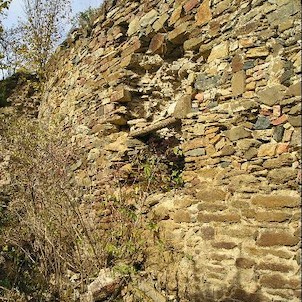 Samodestrukce hradební zdi