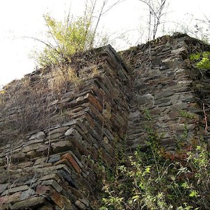 Dodatečně vybudované zesílení hradní zdi