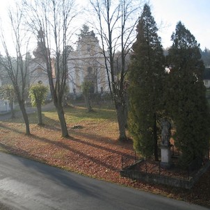 Náves s kostelem sv. Anny z roku 1726