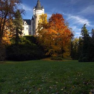 Žleby - podzimní park, Zámek Žleby s podzimními barvami.