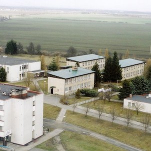 Areál školy /pohled z věže kostela/