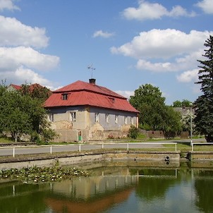 Fara a první jednotřídka škola v Bukovně