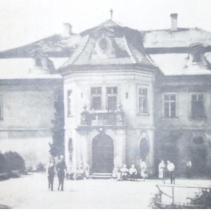 Zámek-hlavni vstupni dveře