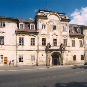 Luštěnice - zámek - průčelí