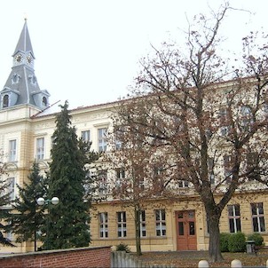 škola v místech kláštera, Dvoukřídlá budova školy byla vystavěna v místech bývalého dominikánského kláštera. Východní křídlo (obrácené k mostu), postavené roku 1882, bylo kdysi chlapeckou školou. Jižní křídlo (obrácené k Labi) bylo postaveno o devět let p