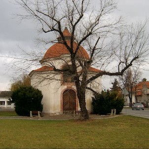 Barokní kaple, Barokní kaple blahoslaveného Podivena z roku 1738 snad dle Dientzenhoferova návrhu.
