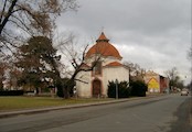 Od jihozápadu, Pohled na kapli z ulice Boleslavská, ze směru, kde leží Chrám Nanebevzetí Panny Marie - místo kde je Palladium, které má také souvislost s blahoslaveným Podivenem.