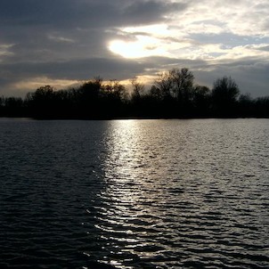 Západ Slunce u jezera
