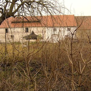 Východní část tvrze, Zbytek příčky a okno dokládají i existenci křídla severního. Původní vjezd byl zazděn po dodatečném zřízení křídla západního (patrně v 16. století), z něhož je dochována řada zazděných velkých oken 1. patra v podkroví mnohem mladšího