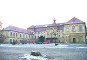 Zámek, Hlavní budova zámku a obě boční křídla
