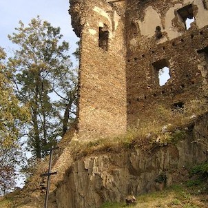 Zřícenina hradu, Hrad založil ve druhé polovině 13. století Ondřej ze Všechrom. V majetku pánů z Říčan zůstal až do roku 1420, kdy byl na hradě Diviš z Říčan obležen husitskými vojsky. Po několika dnech se posádka vzdala a hrad přešel do rukou pražských m