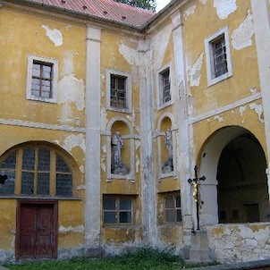 Budova kláštera hájek