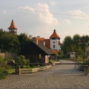 Soukromá stavba, Soukromá stavba byla nazvána podle obce, ve které se nachází, tedy Hrad Červený Újezd a vznikla v letech 2001 - 2002.