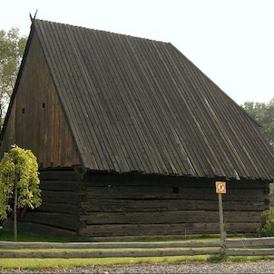 Skanzen, Areál venkovských staveb nebo chcete-li skanzen se nachází v zahradách a je, stejně jako muzeum na hradě, ukázkou venkovského života dob minulých. Můžete si tu z blízka prohlédnout větrný mlýn, zvonici, špejchar, vinný sklípek, salaš, milíř či st