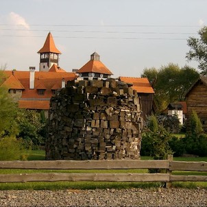 Skanzen a zahrada, Skanzen a zahrady jsou otevřeny denně po celý rok od 9:00 do 17:00 (v zimních měsících do 16:00). Prohlídka je společná pro zahrady i skanzen a je bez průvodce.