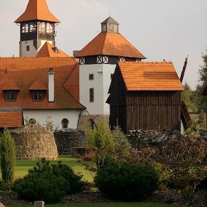 Hradní komplex, Nedílnou součástí hradního komplexu jsou rozsáhlé zahrady a v nich umístěný areál venkovských staveb.