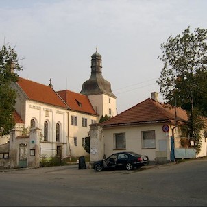 Zámek v Dolních Břežanech, pohled na zámek z návsi, od obecního úřadu