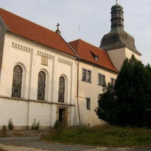 Kaple sv. Máří Magdalény, Kaple sv. Máří Magdalény byla postavena v letech 1885-1887. Stavba v pseudorománském slohu volně přilehá k zámku. Interiér částečně zdobí pseudorománská výzdoba z roku 1886.