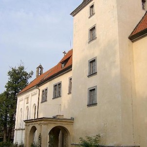 Zámek, Od 15.7.1949 až do listopadu 1959 užívalo zámek ministerstvo zemědělství, v tomto období zde bylo zřízeno školící středisko, frekventanti školení byli mezi občany nazýváni „mičurinci“. Od listopadu 1959 asi do roku 1960 užívalo zámek ministerstvo n