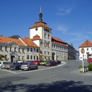 Jílové u Prahy, pohled na radnici - září 2007