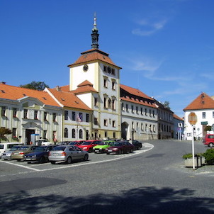 Jílové u Prahy, pohled na radnici - září 2007