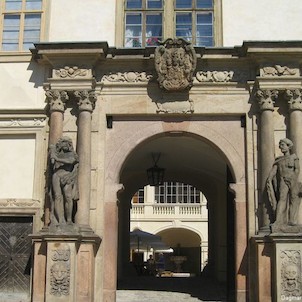 Mníšek pod Brdy  zámek portál