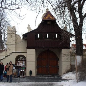 vstupní brána - Průhonice