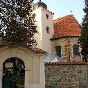 Kostel se základy rotundy, Slovanské hradiště z 9. století - v gotickém kostele základy Bořivojovy rotundy z 9. století.