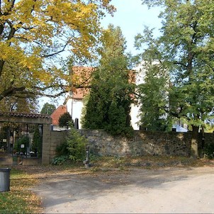 Hřbitov a kostel, Na ostrohu nad řekou Vltavou, na severozápadním okraji městečka Roztok u Prahy se nachází místo, které bylo už odedávna lákavé k bydlení. Archeologové zde našli stopy osídlení z mladší a pozdní doby kamenné, na nichž se rozkládají zbytky
