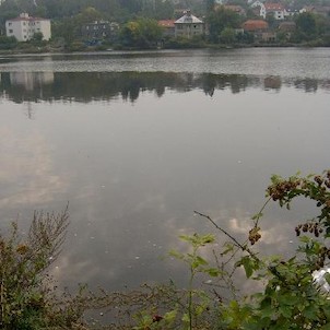 Pohled na Vrané, pohled přez přehradu na obec Vrané nad Vltavou