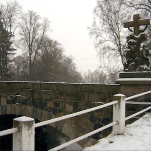 Most, Na kamenném mostě z roku 1899 je řada barokních soch, z nichž zvláště hodnotné je sousoší Ukřižování z roku 1750.