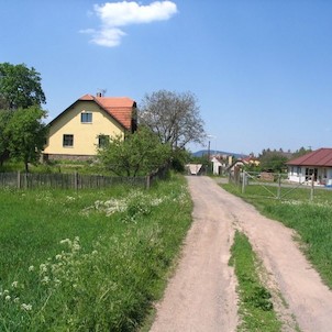 Hluboš, cesta od kostela