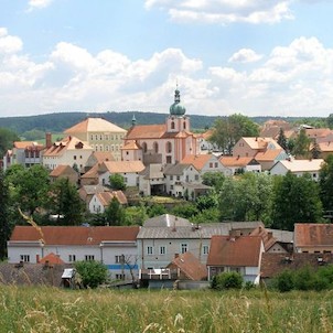 Pohled na střed města od severozápadu ze svahu nad