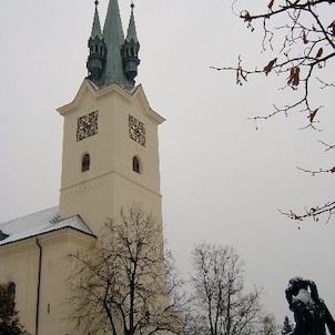 Věž kostela, Zdivo věže se pne do výše 34 m, obvod zdiva je 8,5m x 7,6m a jeho síla je od 1,4 do 2,25 m . Přední dva pilíře jsou 9 m vysoké.